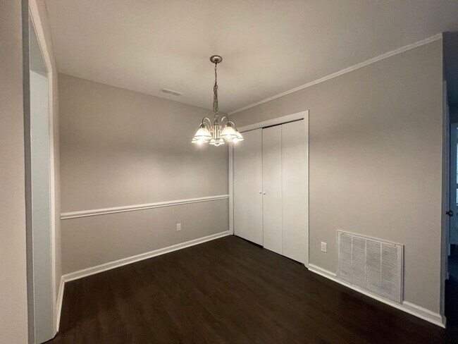 Building Photo - Cozy Gorgeous Apartment!