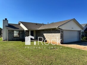 Building Photo - 8720 Oakridge Dr