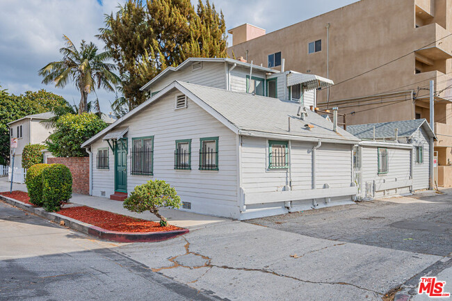 Foto del edificio - 11924 Rochester Ave