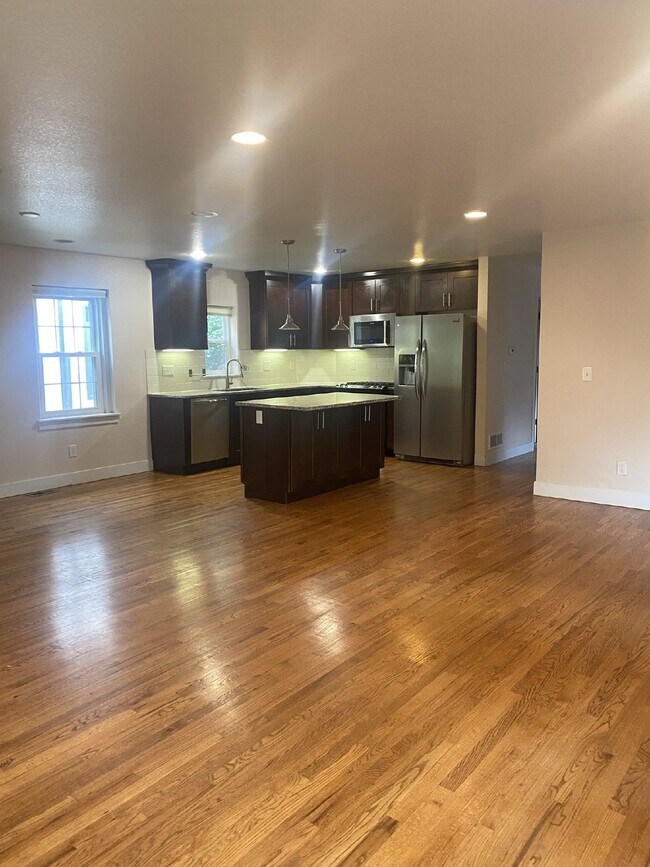 Building Photo - 3 bed/ 3 bath Home in Mayfair