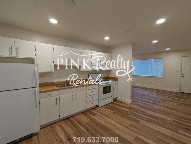 Building Photo - Freshly Renovated Duplex