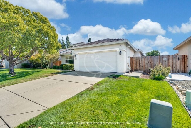 Building Photo - 3 bdrm 2 bth, East Lincoln large backyard