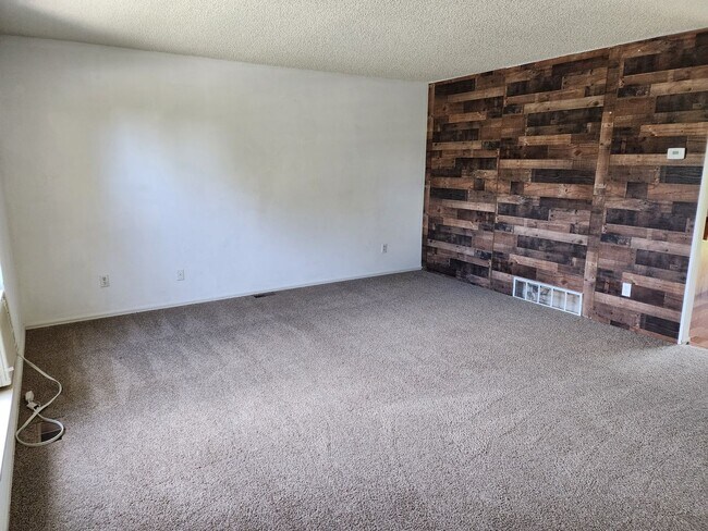 Building Photo - Spacious 4 bed 2.5 Bath Split level home o...