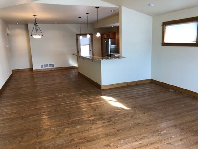 Building Photo - Beautiful Valley West Home