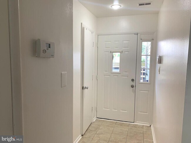 Foto del edificio - Beautifully updated 2 bd 1 bth patio level condo backing to open area.