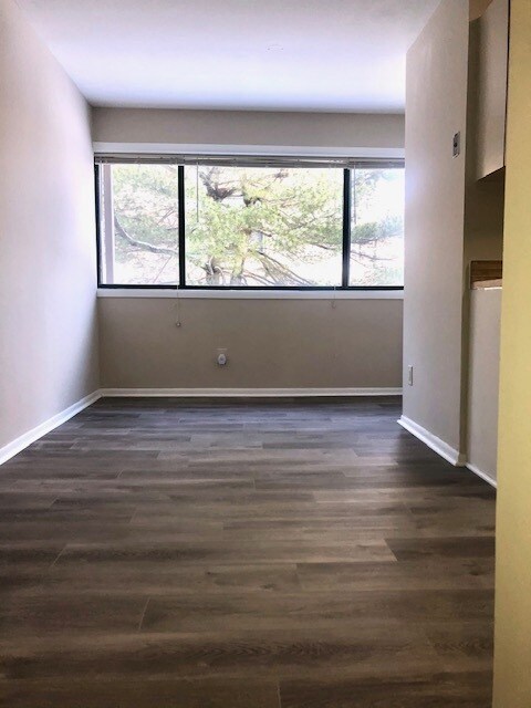 Building Photo - 8017 Valley Manor Rd