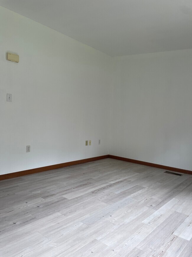 Foto del edificio - 677 Valley Rd