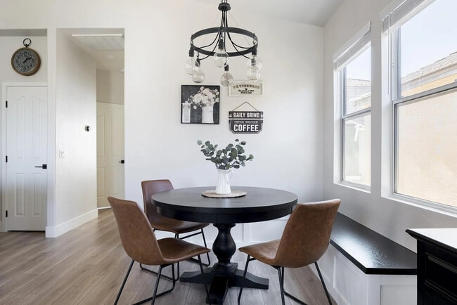 Interior Photo - 156 W Laurel Ct