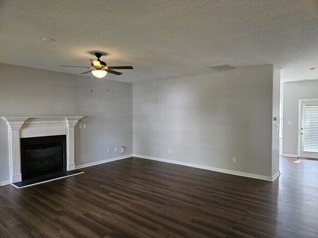 Building Photo - Beautiful 3 bedroom 2.5 bathroom home in H...