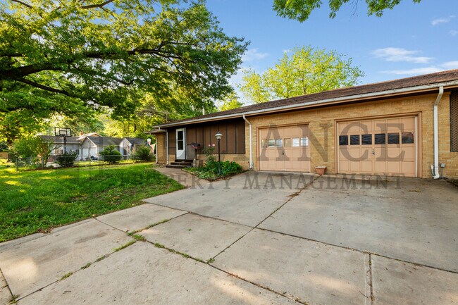 Foto del edificio - 1021 W 20th St N