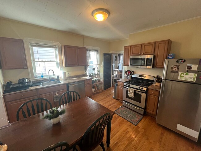 Building Photo - 9/1 3BR w/generous sized bedrooms, EIK, po...