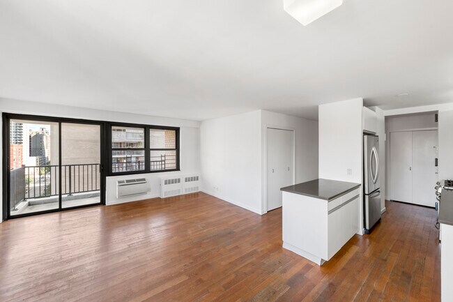 Foto del edificio - 2 Bed, 1 Bath w/ Balcony on Prime UWS