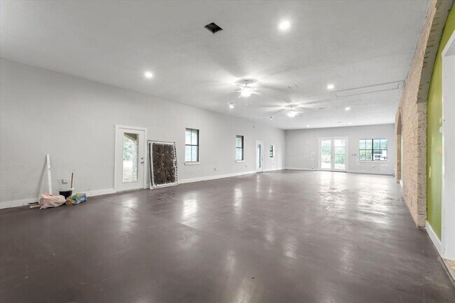 Foto del edificio - 17621 Stacey Ln