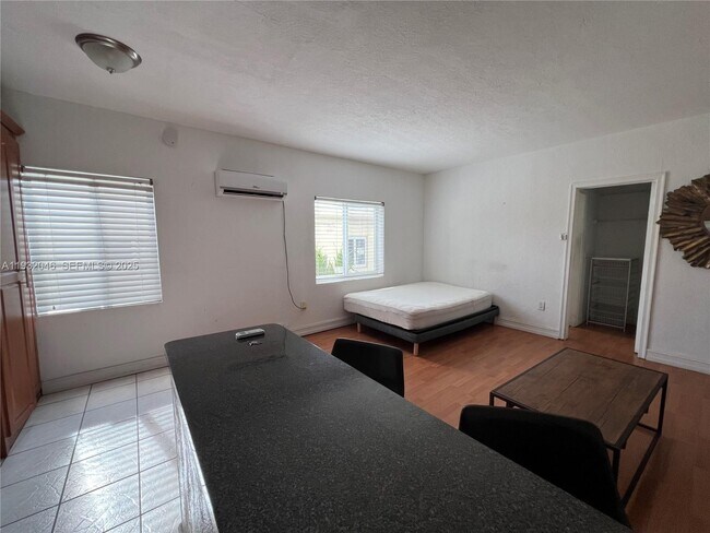 Foto del edificio - 7920 Harding Ave