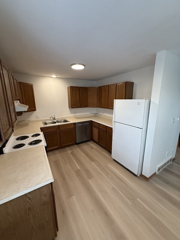 Building Photo - 215 Jewel Dr