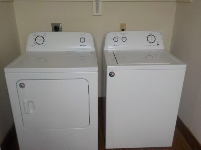 Foto del edificio - 3 Bedroom, 3 1/2 Bathroom Townhouse on Easterly Parkway