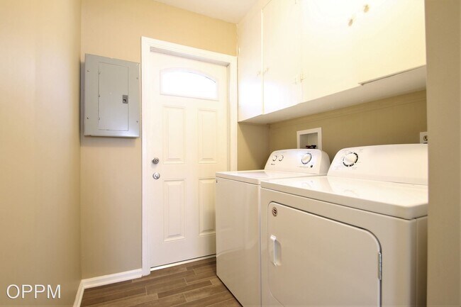 Building Photo - 3 br, 1 bath House - 4468 S. 60th Ave