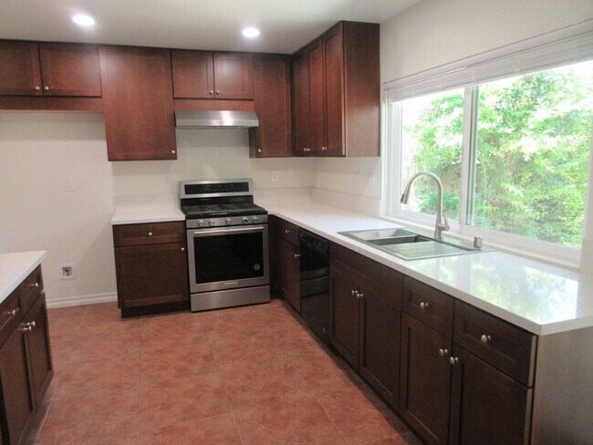 Foto del edificio - REDUCED PRICE!  Beautiful updated 1-story ...