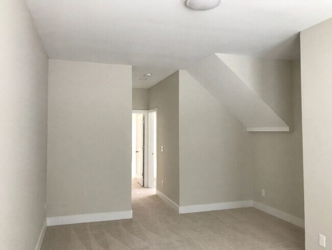 Foto del edificio - Beautiful 3 Bedroom, 3.5 Bath Townhome with 2-Car Garage @ Townes at Cheswick – Available August 10!