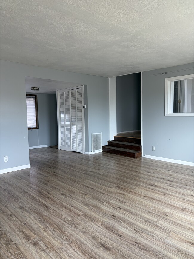 Building Photo - 468 W Park Ave
