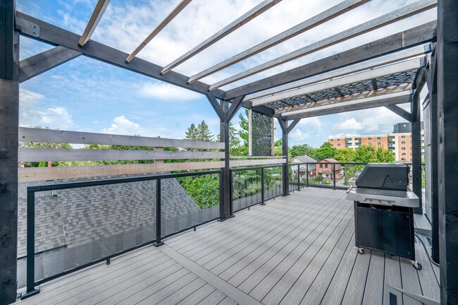 Building Photo - 361 Whitby Av