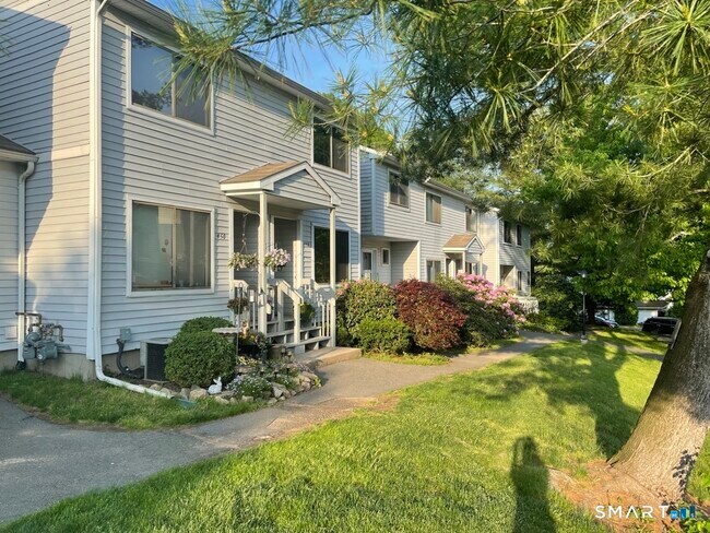 Foto del edificio - 448 Cypress Rd