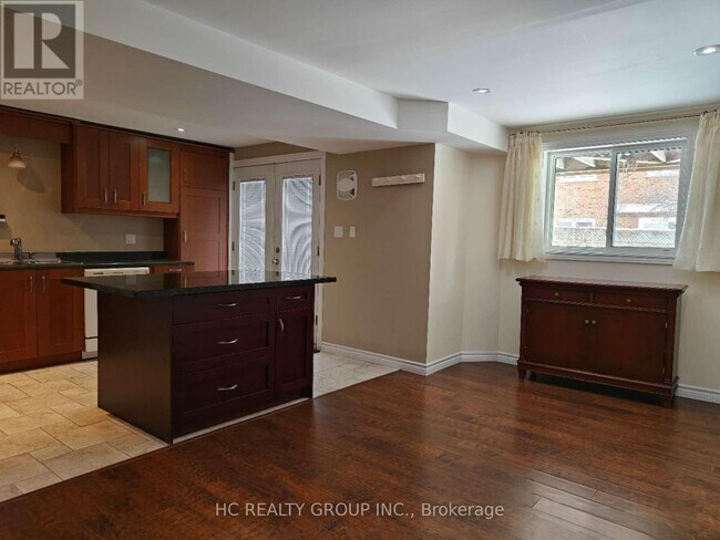 Building Photo - 4 Pine Bough Manor