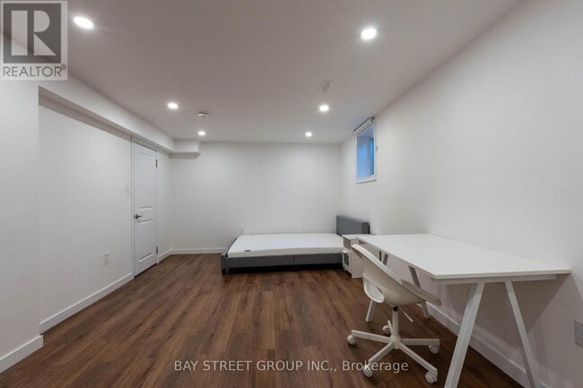 Building Photo - 2662 Kinnerton Crescent