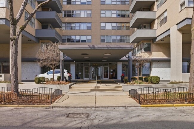Building Photo - 6301 N Sheridan Rd