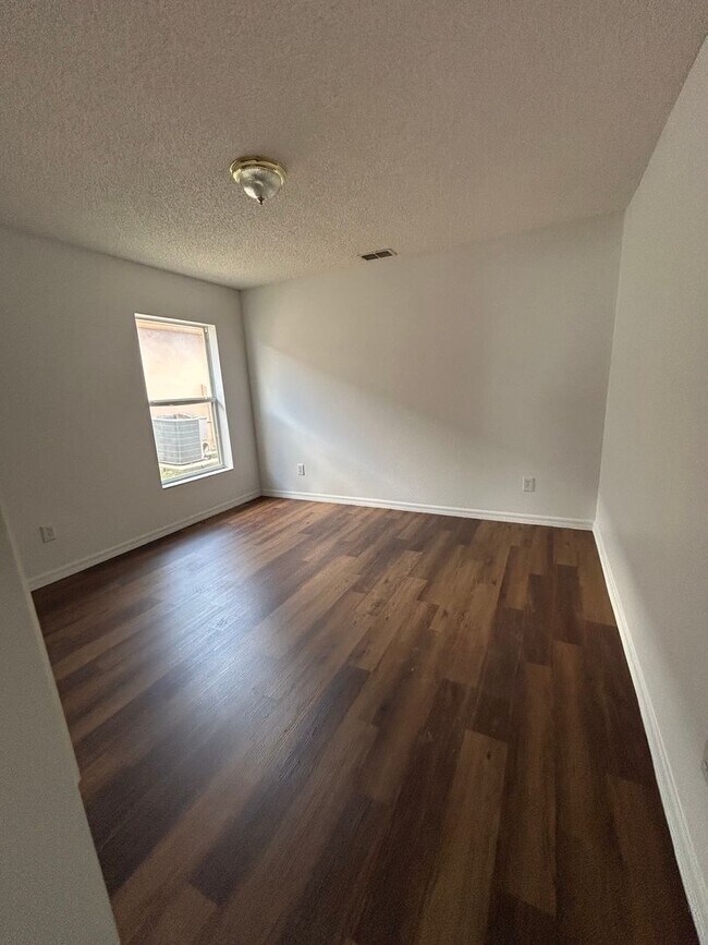 Foto del edificio - 136 Grantham Dr