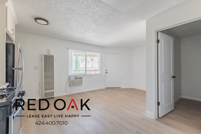 Building Photo - ~$300 OFF Each Month~ Top Floor One Bedroo...