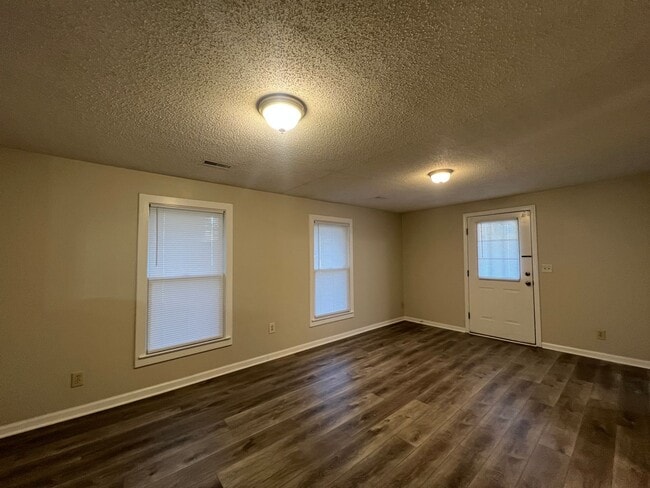 Building Photo - Price reduced!! Move-in Ready**