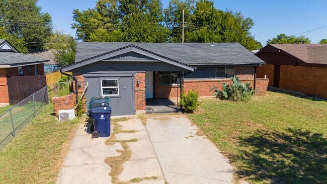 Building Photo - Spacious 5-Bedroom Home in a Prime Location