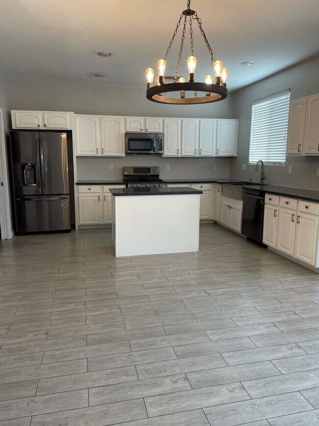 Foto del edificio - 4 bedroom 2.5 bath home with a pool in Lav...