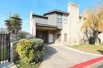 Building Photo - 2600 E San Jose St