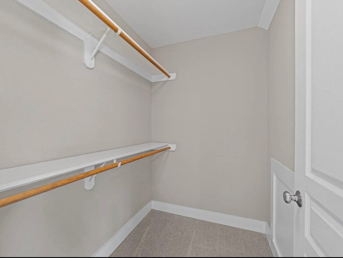 Vestidor - 1011 Parker St