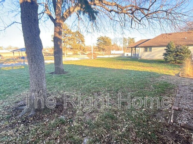 Foto del edificio - 101 River Rd Dr