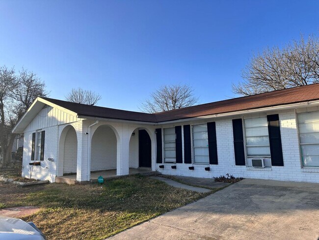 Building Photo - For Rent: Beautiful Single-Family Home in Seguin