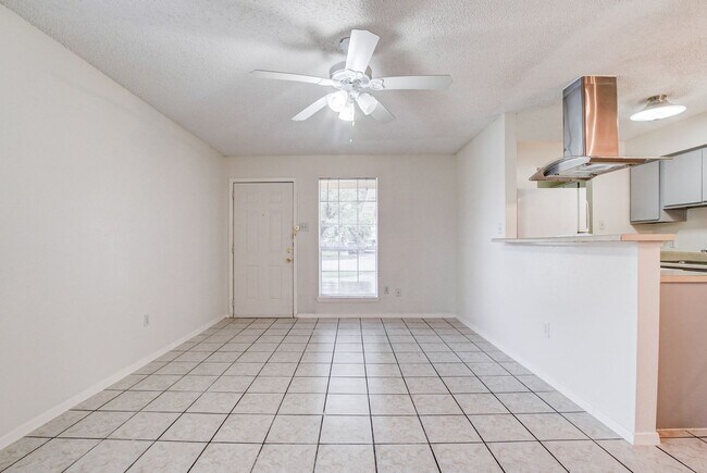 Foto del edificio - Beautiful Two Bedroom & One Bathroom Duple...
