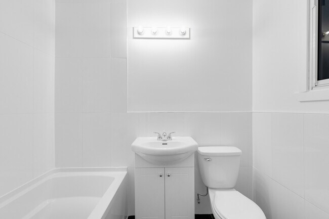 Building Photo - 5841 Rue Sherbrooke