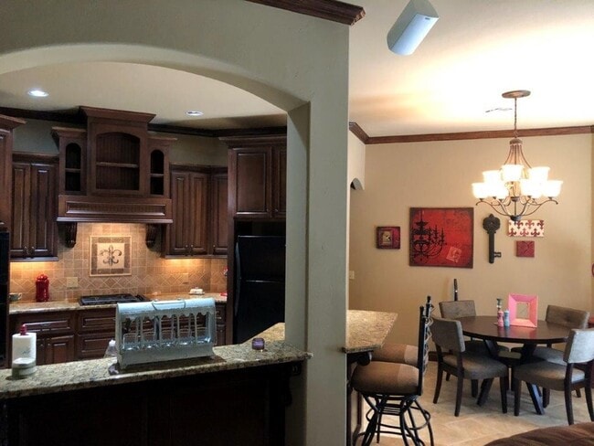 Building Photo - 4 bed 2 bath 3 car located in the Beautifu...