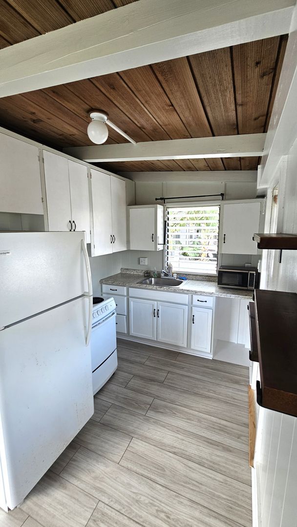 Building Photo - 2 bed/ 1 bath at the beginning of Lanikai