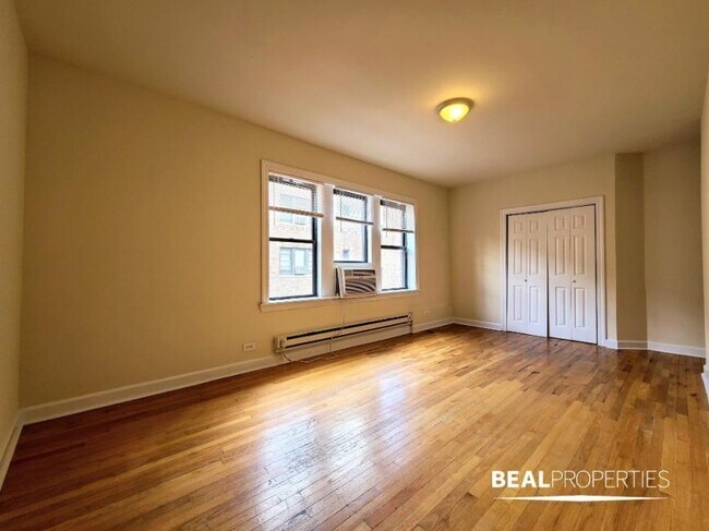 Building Photo - 1 bedroom in CHICAGO IL 60613