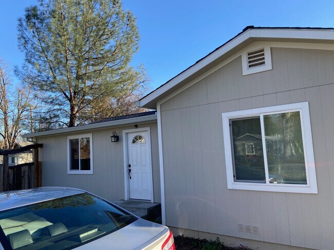 Building Photo - 2 bedroom 1 bath home