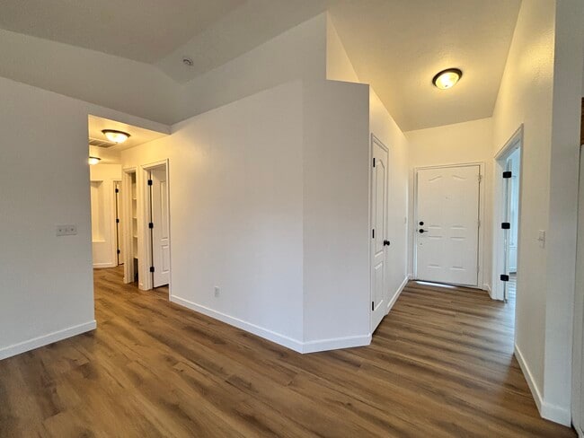 Building Photo - 4798 N Cengotita Ave