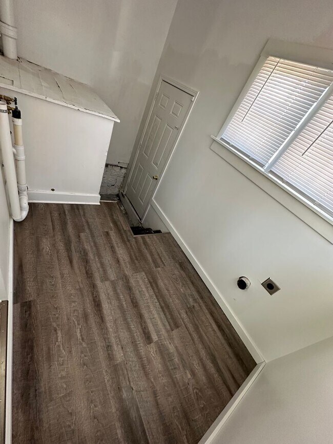 Foto del edificio - 1 Bedroom, 1 Bathroom House with Detached Garage