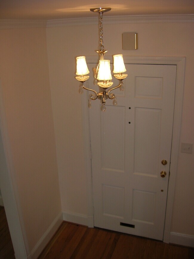 Foto del edificio - -- AVAILABLE MAY 8TH -- 3 BR / 2.5 BA Nice Brick home in Near West End. Available May 8th!