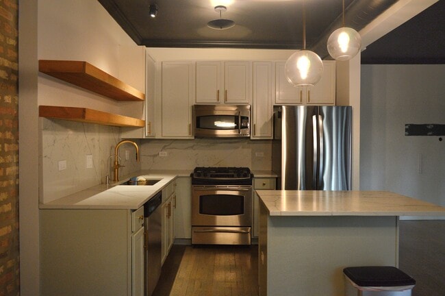 Kitchen / Stainless appliances - 1647 W Pratt Blvd