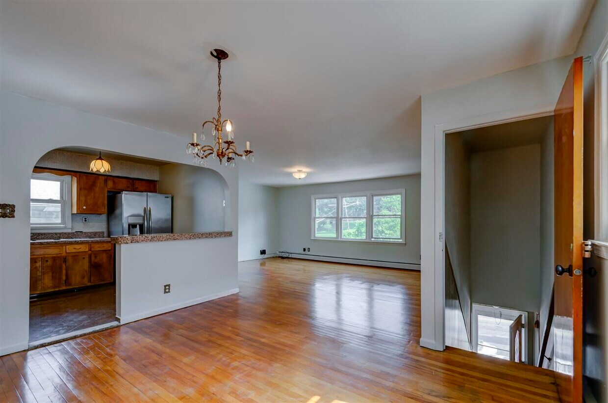 Primary Photo - 211 Manhattan Ave