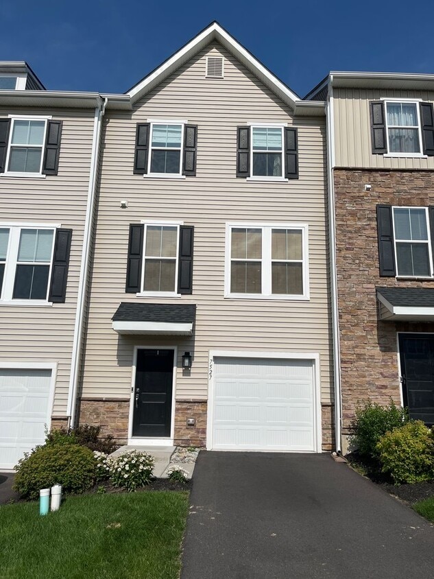 Primary Photo - Beautifully maintained 3-bedroom, 2.5-bath...